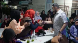 Wali Kota Padang Fadly Amran menyalami warga saat menghadiri penutupan perayaan HUT ke-80 RI yang digelar IPEKAB, Jumat (22/8/2025) malam. (Foto: Diskominfo Padang)