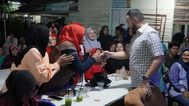 Wali Kota Padang Fadly Amran menyalami warga saat menghadiri penutupan perayaan HUT ke-80 RI yang digelar IPEKAB, Jumat (22/8/2025) malam. (Foto: Diskominfo Padang)