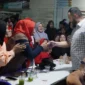 Wali Kota Padang Fadly Amran menyalami warga saat menghadiri penutupan perayaan HUT ke-80 RI yang digelar IPEKAB, Jumat (22/8/2025) malam. (Foto: Diskominfo Padang)