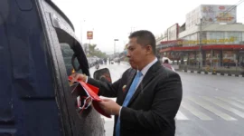 Wali Kota Padang Panjang Hendri Arnis membagikan Bendera Merah Putih kepada pengendara mobil, Jumat (15/8/2025). (Foto: Kominfo Padang Panjang)