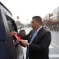 Wali Kota Padang Panjang Hendri Arnis membagikan Bendera Merah Putih kepada pengendara mobil, Jumat (15/8/2025). (Foto: Kominfo Padang Panjang)