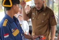 Wali Kota Padang Fadly Amran menyerap aspirasi penumpang di bus Trans Padang, Selasa (5/8/2025). (Foto: FB Diskominfo Padang)