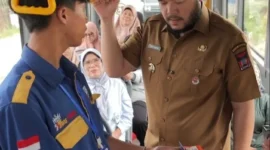 Wali Kota Padang Fadly Amran menyerap aspirasi penumpang di bus Trans Padang, Selasa (5/8/2025). (Foto: FB Diskominfo Padang)