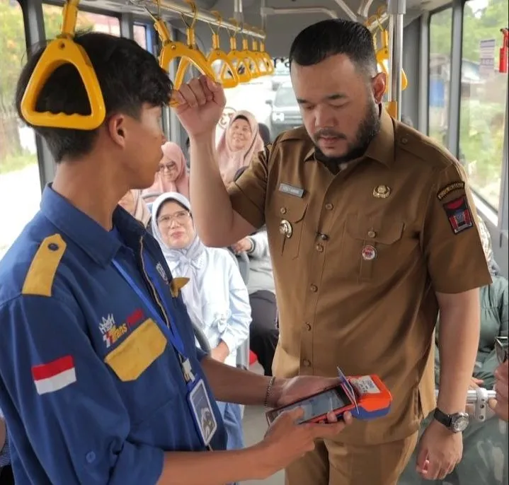 Wali Kota Padang Fadly Amran menyerap aspirasi penumpang di bus Trans Padang, Selasa (5/8/2025). (Foto: FB Diskominfo Padang)