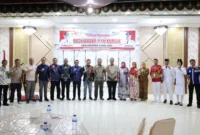 Wali Kota Pariaman Yota Balad menyerahkan sertifikat penghargaan kepada Kapolres Pariaman, tim pelatih, anggota Paskibraka dan Korps Musik Nada Syiar Padusunan MAN Kota Pariaman. (Foto: Kominfo Pariaman)