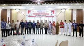 Wali Kota Pariaman Yota Balad menyerahkan sertifikat penghargaan kepada Kapolres Pariaman, tim pelatih, anggota Paskibraka dan Korps Musik Nada Syiar Padusunan MAN Kota Pariaman. (Foto: Kominfo Pariaman)