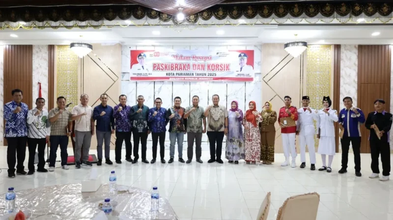 Wali Kota Pariaman Yota Balad menyerahkan sertifikat penghargaan kepada Kapolres Pariaman, tim pelatih, anggota Paskibraka dan Korps Musik Nada Syiar Padusunan MAN Kota Pariaman. (Foto: Kominfo Pariaman)