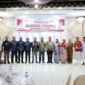 Wali Kota Pariaman Yota Balad menyerahkan sertifikat penghargaan kepada Kapolres Pariaman, tim pelatih, anggota Paskibraka dan Korps Musik Nada Syiar Padusunan MAN Kota Pariaman. (Foto: Kominfo Pariaman)