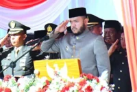 Wali Kota Padang, Fadly Amran bertindak sebagai inspektur upacara peringatan HUT ke-80 RI di Lapangan Tugu Apeksi, Balai Kota Padang, Aie Pacah, Minggu (17/8/2025). (Foto: Prokopim Padang)