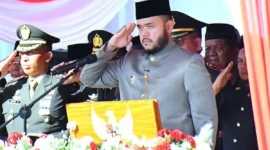 Wali Kota Padang, Fadly Amran bertindak sebagai inspektur upacara peringatan HUT ke-80 RI di Lapangan Tugu Apeksi, Balai Kota Padang, Aie Pacah, Minggu (17/8/2025). (Foto: Prokopim Padang)