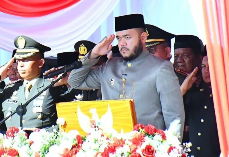Wali Kota Padang, Fadly Amran bertindak sebagai inspektur upacara peringatan HUT ke-80 RI di Lapangan Tugu Apeksi, Balai Kota Padang, Aie Pacah, Minggu (17/8/2025). (Foto: Prokopim Padang)