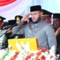 Wali Kota Padang, Fadly Amran bertindak sebagai inspektur upacara peringatan HUT ke-80 RI di Lapangan Tugu Apeksi, Balai Kota Padang, Aie Pacah, Minggu (17/8/2025). (Foto: Prokopim Padang)