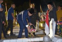 Wali Kota Padang Fadly Amran menabur bunga di TMP Kuranji, Minggu dini hari (17/8/2025). (Foto: Prokopim Padang)