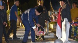Wali Kota Padang Fadly Amran menabur bunga di TMP Kuranji, Minggu dini hari (17/8/2025). (Foto: Prokopim Padang)