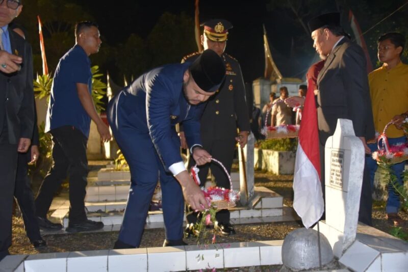 Wali Kota Padang Fadly Amran menabur bunga di TMP Kuranji, Minggu dini hari (17/8/2025). (Foto: Prokopim Padang)