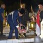 Wali Kota Padang Fadly Amran menabur bunga di TMP Kuranji, Minggu dini hari (17/8/2025). (Foto: Prokopim Padang)