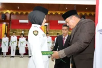 Wali Kota Pariaman Yota Balad mengukuhkan anggota Paskibraka Kota Pariaman Tahun 2025 di Aula Balai Kota, Jumat (15/8/2025). (Foto: Kominfo Pariaman)