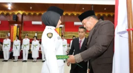 Wali Kota Pariaman Yota Balad mengukuhkan anggota Paskibraka Kota Pariaman Tahun 2025 di Aula Balai Kota, Jumat (15/8/2025). (Foto: Kominfo Pariaman)
