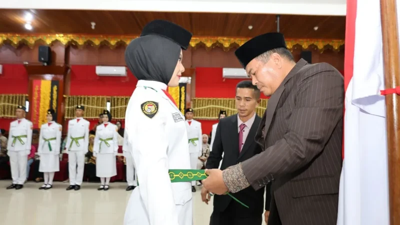Wali Kota Pariaman Yota Balad mengukuhkan anggota Paskibraka Kota Pariaman Tahun 2025 di Aula Balai Kota, Jumat (15/8/2025). (Foto: Kominfo Pariaman)