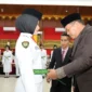 Wali Kota Pariaman Yota Balad mengukuhkan anggota Paskibraka Kota Pariaman Tahun 2025 di Aula Balai Kota, Jumat (15/8/2025). (Foto: Kominfo Pariaman)