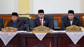 Wali Kota Pariaman Yota Balad mengikuti Sidang Tahunan bersama MPR, DPR, dan DPD RI secara virtual/live streaming melalui aplikasi Zoom Meeting, Jumat (15/8/2025). (Foto: Kominfo Pariaman)