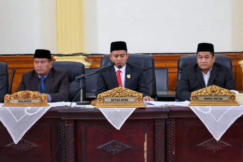 Wali Kota Pariaman Yota Balad mengikuti Sidang Tahunan bersama MPR, DPR, dan DPD RI secara virtual/live streaming melalui aplikasi Zoom Meeting, Jumat (15/8/2025). (Foto: Kominfo Pariaman)