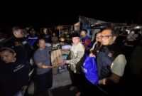 Wakil Wali Kota Padang, Maigus Nasir meninjau mengunjungi lokasi kebakaran di Jalan Dalam Gadung No.12, RT 3 RW 8, Kelurahan Lubeg (Lubeg), Sabtu (23/8/2025) malam. (Foto: Prokopim Padang)