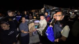 Wakil Wali Kota Padang, Maigus Nasir meninjau mengunjungi lokasi kebakaran di Jalan Dalam Gadung No.12, RT 3 RW 8, Kelurahan Lubeg (Lubeg), Sabtu (23/8/2025) malam. (Foto: Prokopim Padang)