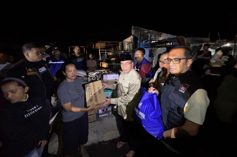 Wakil Wali Kota Padang, Maigus Nasir meninjau mengunjungi lokasi kebakaran di Jalan Dalam Gadung No.12, RT 3 RW 8, Kelurahan Lubeg (Lubeg), Sabtu (23/8/2025) malam. (Foto: Prokopim Padang)