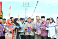 Wakil Wali Kota Padang, Maigus Nasir meresmikan jalan hasil swadaya masyarakat di Jalan Penjernihan III, RT 03 RW 07, Kelurahan Gunung Pangilun, Kecamatan Padang Utara, Minggu (31/8/2025). (Foto: Porkopim Padang)