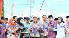 Wakil Wali Kota Padang, Maigus Nasir meresmikan jalan hasil swadaya masyarakat di Jalan Penjernihan III, RT 03 RW 07, Kelurahan Gunung Pangilun, Kecamatan Padang Utara, Minggu (31/8/2025). (Foto: Porkopim Padang)