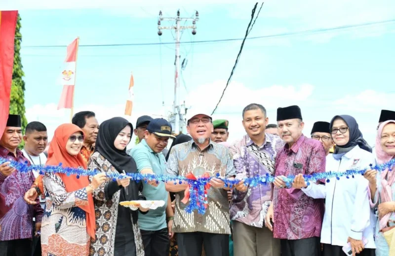 Wakil Wali Kota Padang, Maigus Nasir meresmikan jalan hasil swadaya masyarakat di Jalan Penjernihan III, RT 03 RW 07, Kelurahan Gunung Pangilun, Kecamatan Padang Utara, Minggu (31/8/2025). (Foto: Porkopim Padang)