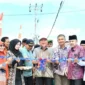 Wakil Wali Kota Padang, Maigus Nasir meresmikan jalan hasil swadaya masyarakat di Jalan Penjernihan III, RT 03 RW 07, Kelurahan Gunung Pangilun, Kecamatan Padang Utara, Minggu (31/8/2025). (Foto: Porkopim Padang)
