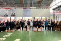 Wakil Wali Kota Solok, H. Suryadi Nurdal, menyerahkan bansos kepada WBP di Lapas Kelas II B Solok, Laing, Kamis (14/8/2025). (Foto: Prokopim Kota Solok)
