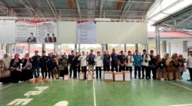 Wakil Wali Kota Solok, H. Suryadi Nurdal, menyerahkan bansos kepada WBP di Lapas Kelas II B Solok, Laing, Kamis (14/8/2025). (Foto: Prokopim Kota Solok)