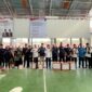 Wakil Wali Kota Solok, H. Suryadi Nurdal, menyerahkan bansos kepada WBP di Lapas Kelas II B Solok, Laing, Kamis (14/8/2025). (Foto: Prokopim Kota Solok)