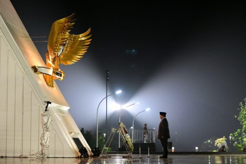 Presiden Prabowo Subianto memimpin ziarah nasional dan renungan suci di TMP Nasional Utama Kalibata, Jakarta, pada Minggu (17/8/2025). (Foto: BPMI Setpres)