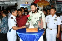 Wali Kota Padang Fadly Amran saat menghadiri malam resepsi di geladak KRI Bima Suci, Senin (11/8/2025) malam. (Foto: Prokopim Padang)