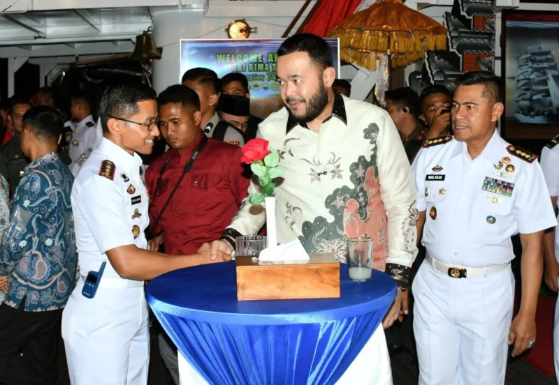 Wali Kota Padang Fadly Amran saat menghadiri malam resepsi di geladak KRI Bima Suci, Senin (11/8/2025) malam. (Foto: Prokopim Padang)