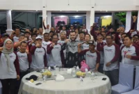 Wali Kota Padang Fadly Amran menjamu para peserta CRF Rally Indonesia di Palanta Rumah Dinas Wali Kota, Minggu malam (3/8/2025). (Foto: Prokopim Padang)