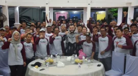 Wali Kota Padang Fadly Amran menjamu para peserta CRF Rally Indonesia di Palanta Rumah Dinas Wali Kota, Minggu malam (3/8/2025). (Foto: Prokopim Padang)