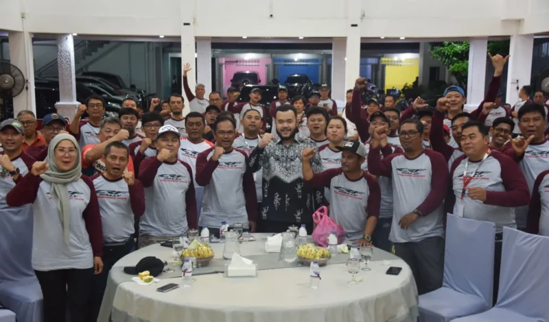 Wali Kota Padang Fadly Amran menjamu para peserta CRF Rally Indonesia di Palanta Rumah Dinas Wali Kota, Minggu malam (3/8/2025). (Foto: Prokopim Padang)