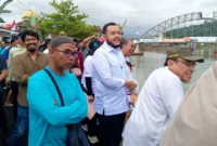 Wako Padang Fadly Amran bersama Wawako Maigus Nasir menyaksikan Lomba Selaju Sampan di Seberang Palinggam, kawasan Sungai Batang Arau, Kamis (7/8/2025). (Foto: Eko Syaf)