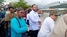 Wako Padang Fadly Amran bersama Wawako Maigus Nasir menyaksikan Lomba Selaju Sampan di Seberang Palinggam, kawasan Sungai Batang Arau, Kamis (7/8/2025). (Foto: Eko Syaf)