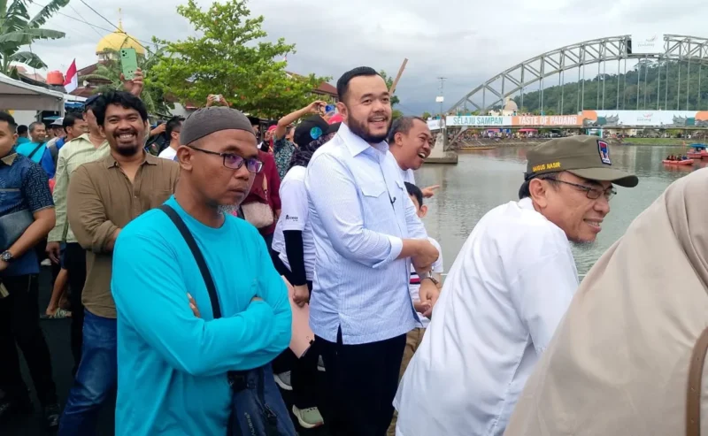 Wako Padang Fadly Amran bersama Wawako Maigus Nasir menyaksikan Lomba Selaju Sampan di Seberang Palinggam, kawasan Sungai Batang Arau, Kamis (7/8/2025). (Foto: Eko Syaf)