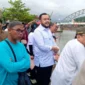 Wako Padang Fadly Amran bersama Wawako Maigus Nasir menyaksikan Lomba Selaju Sampan di Seberang Palinggam, kawasan Sungai Batang Arau, Kamis (7/8/2025). (Foto: Eko Syaf)
