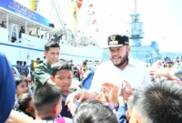 Para pelajar berebut bersalaman dengan Wali Kota Padang Fadly Amran ketika menyambut kedatangan KRI Bima Suci di Pelabuhan Teluk Bayur, Sabtu (9/8/2025). 