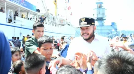 Para pelajar berebut bersalaman dengan Wali Kota Padang Fadly Amran ketika menyambut kedatangan KRI Bima Suci di Pelabuhan Teluk Bayur, Sabtu (9/8/2025). 
