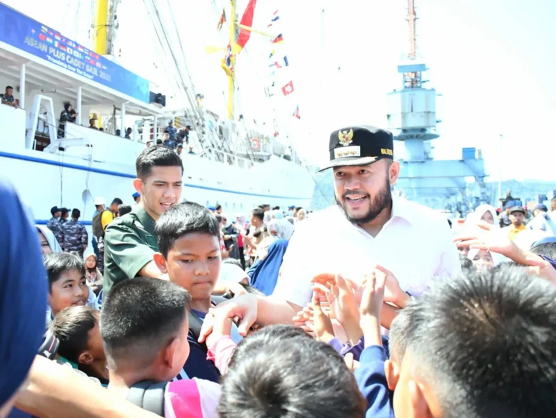Para pelajar berebut bersalaman dengan Wali Kota Padang Fadly Amran ketika menyambut kedatangan KRI Bima Suci di Pelabuhan Teluk Bayur, Sabtu (9/8/2025). 