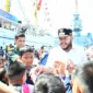 Para pelajar berebut bersalaman dengan Wali Kota Padang Fadly Amran ketika menyambut kedatangan KRI Bima Suci di Pelabuhan Teluk Bayur, Sabtu (9/8/2025). 